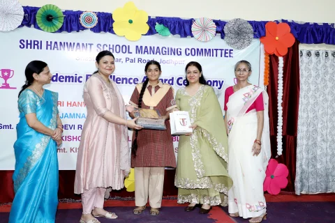 Award presentation to an HSMC board achiever